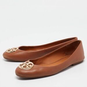 Tory Burch Tan Leather Flats with Gold Logo (Size 8)